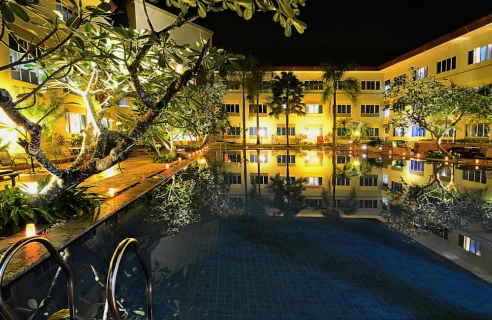 Aston Tanjung Pinang Hotel & Conference Center Exterior foto